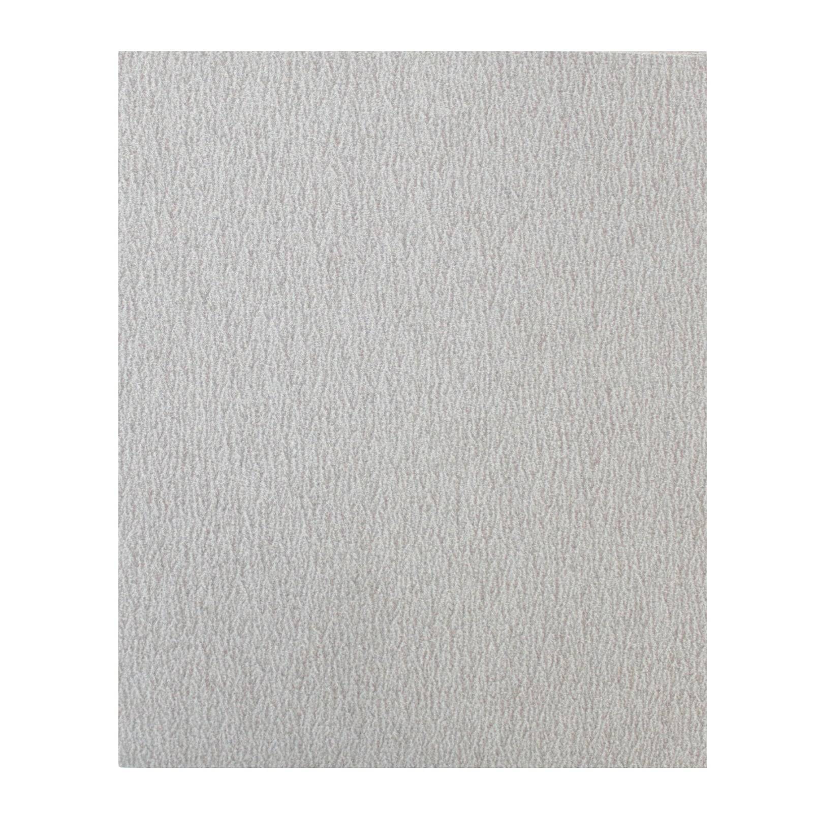 Ein strukturierter weißer Quadratischer Teppich mit einem subtilen gewellten Muster.