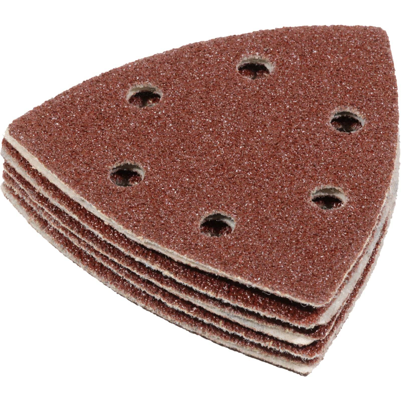 Ein Stapel dreieckiger Schleifblätter mit sechs Löchern, die für die Verwendung mit einem Exzenterschleifer konzipiert sind und grobe braune Schleifkörnung auf der Oberfläche aufweisen.