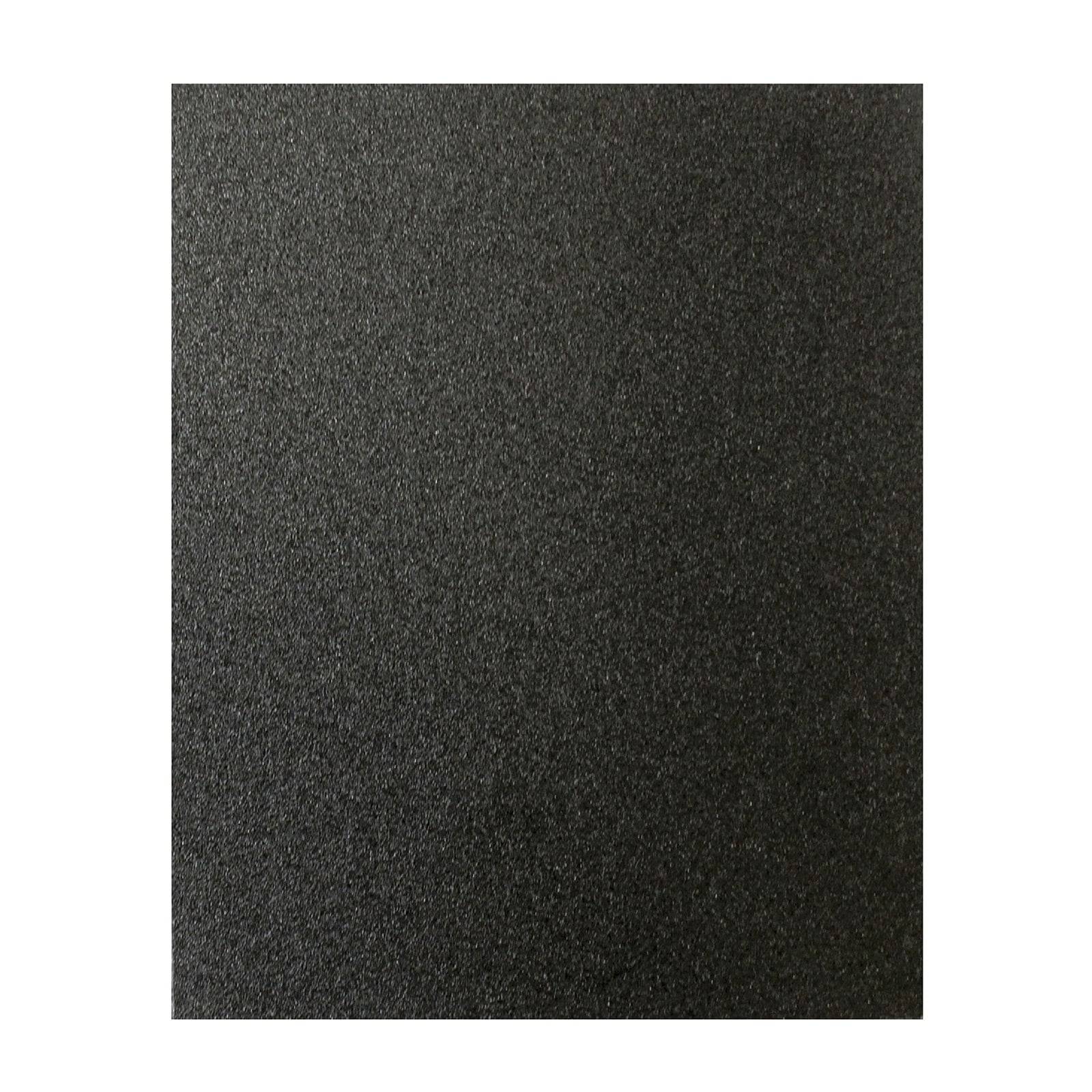 Eine schwarze strukturierte Oberfläche, möglicherweise Schleifpapier, füllt das gesamte Bild.