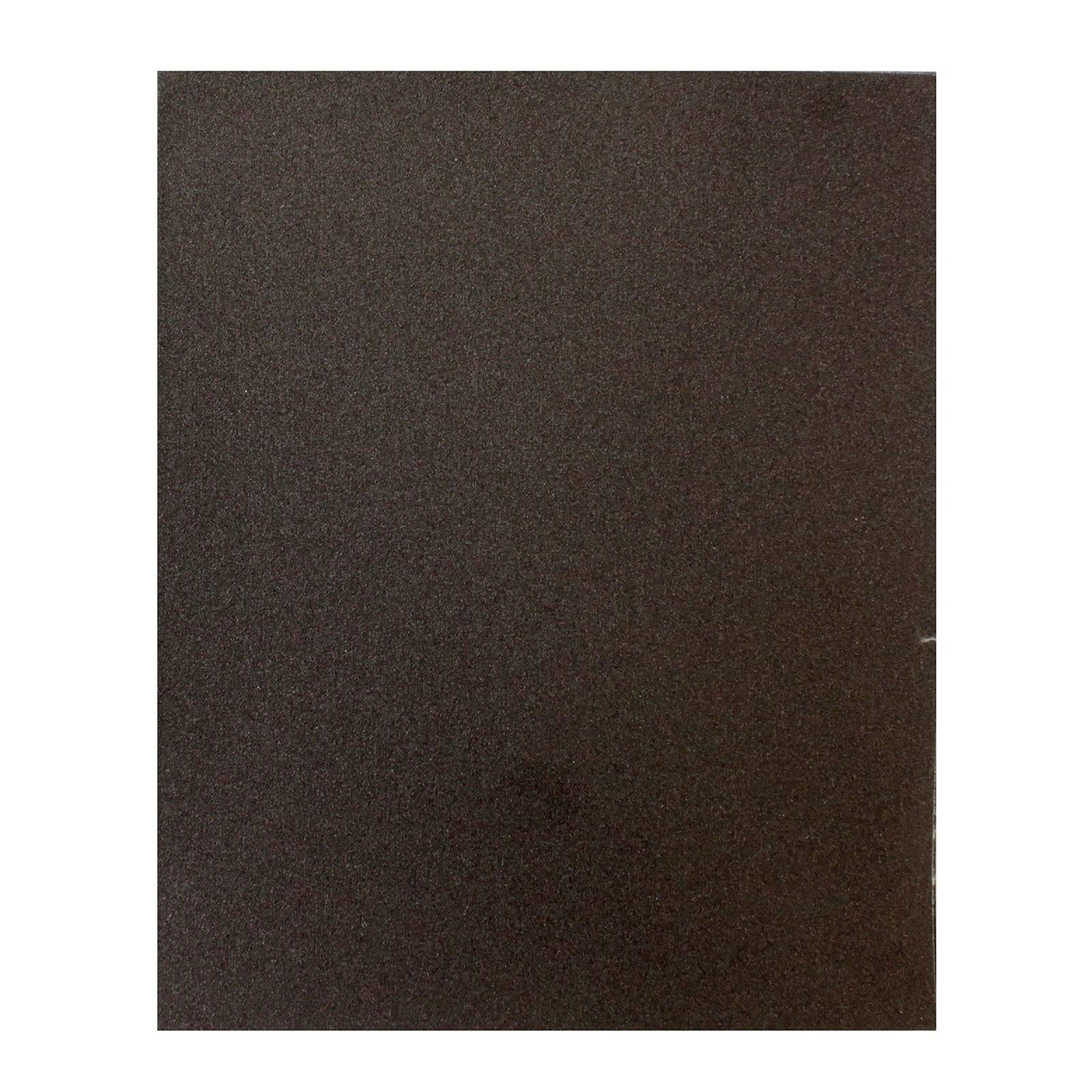 Ein Blatt groben schwarzen Schmirgelpapiers, das zum Glätten von Oberflächen bei Holz- oder Metallbearbeitungsprojekten verwendet wird.