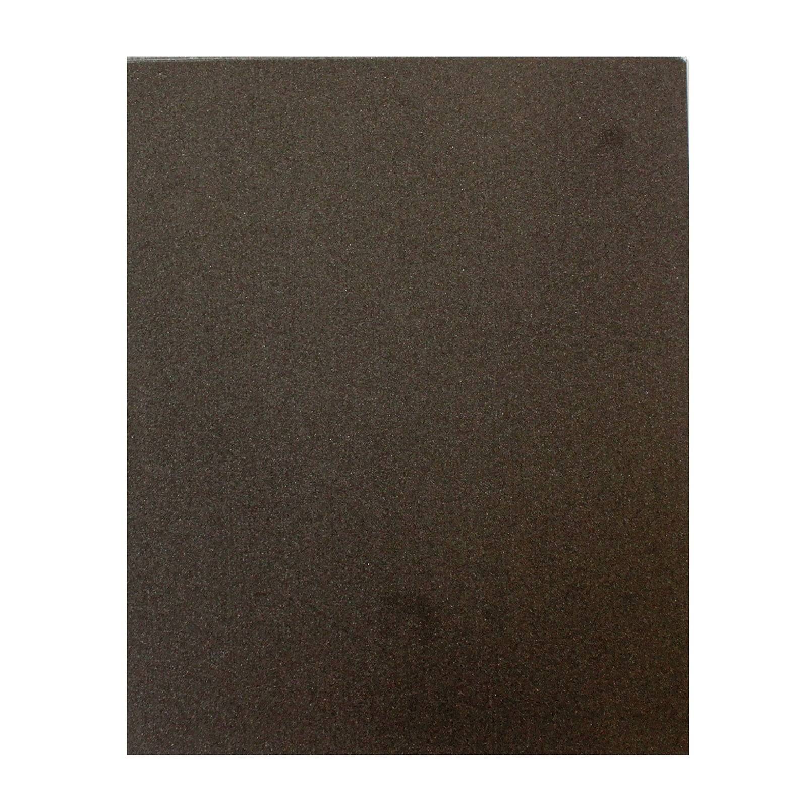Eine durchgehend schwarze, strukturierte Oberfläche, möglicherweise Schmirgelpapier, die den gesamten Bildausschnitt ausfüllt.