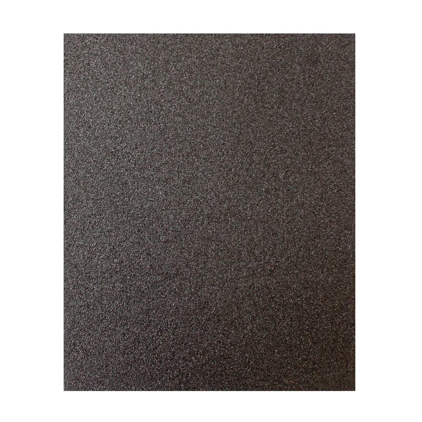 Ein Blatt schwarzen Schmirgelpapiers mit einer feinen, körnigen Textur.