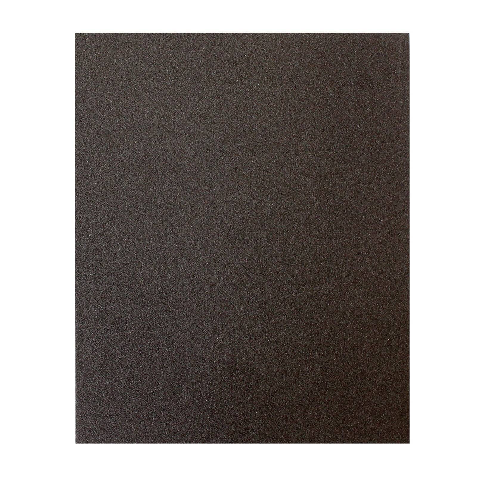 Ein Blatt Schmirgelpapier mit einer dunkelbraunen, körnigen Textur, das zum Glätten von Oberflächen beim Holzarbeiten oder bei anderen Handwerksarbeiten verwendet wird.