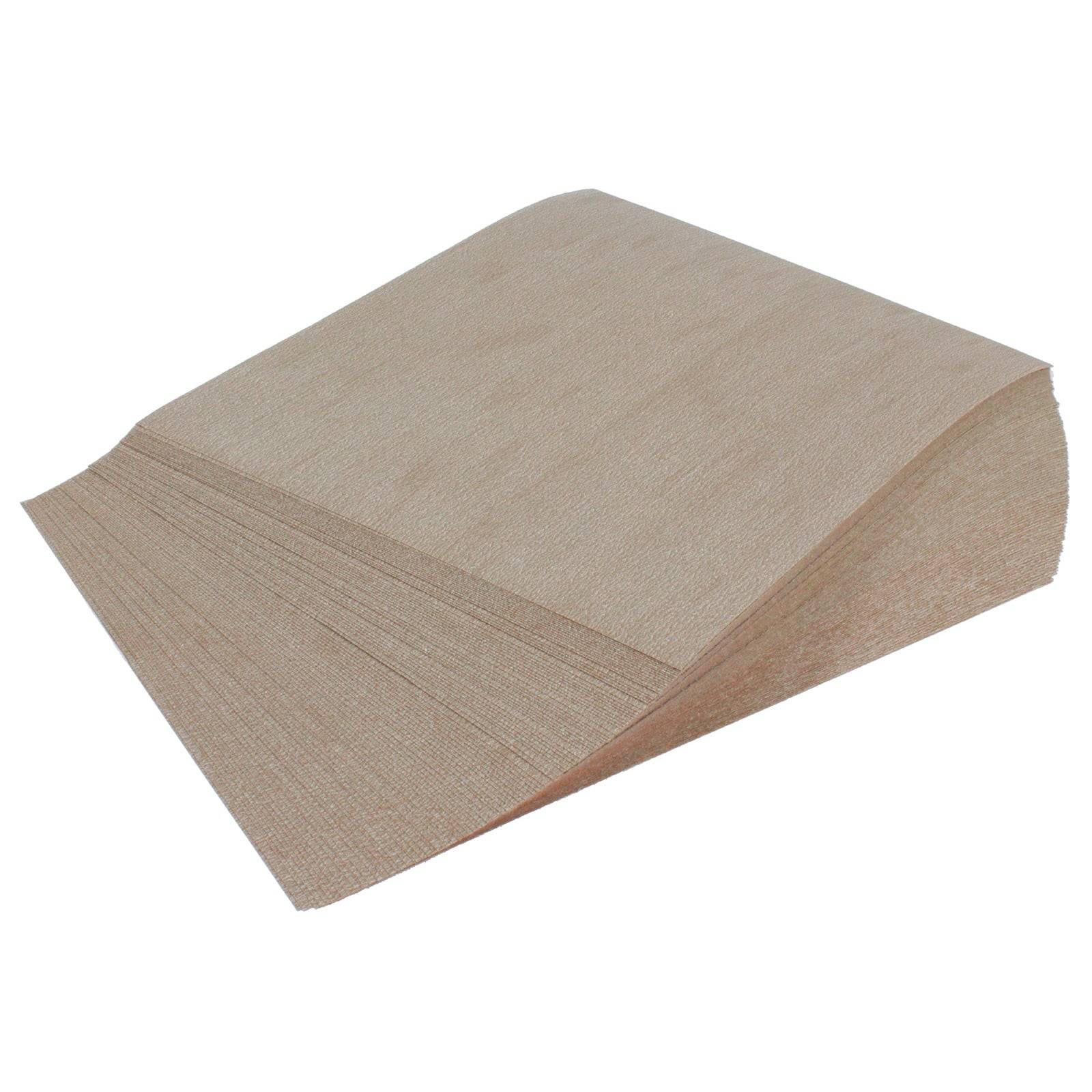 Ein Stapel beige Schleifpapierbogen, leicht gefächert und mit sichtbarer Textur. Verwendet zum Schleifen und Glätten von Oberflächen.
