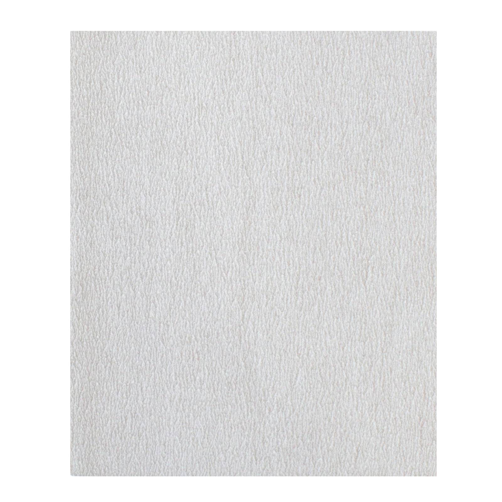 Ein leeres Blatt strukturiertes weißes Papier, das ein zartes Muster feiner Fasern vor einem schlichten Hintergrund zeigt.
