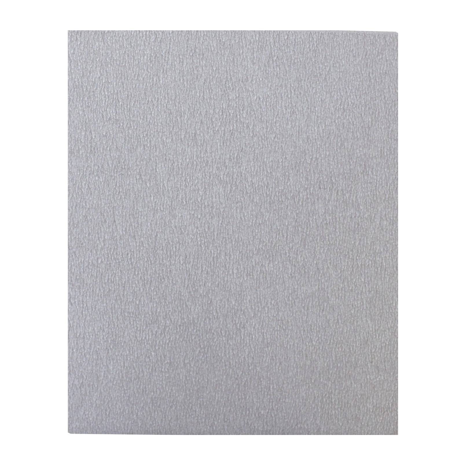Eine strukturierte graue Oberfläche wird gezeigt, die Schmirgelpapier ähnelt und ein dezent raues Muster über ihre gesamte Fläche hinweg hervorhebt.