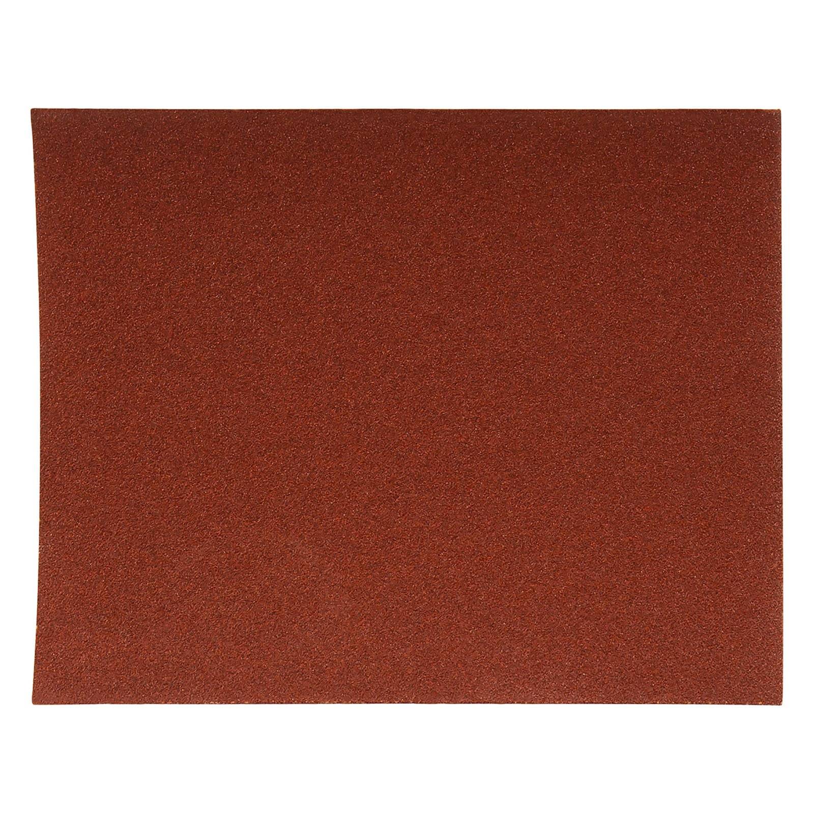 Rotes Schleifpapierblatt mit einer rauen Textur.