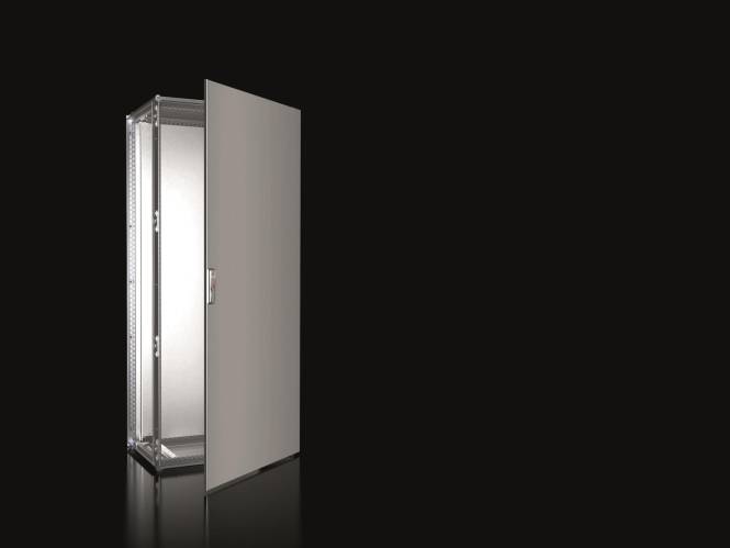 Ein offener, leerer metallischer Schrank mit einer angelehnten Tür vor einem einfachen schwarzen Hintergrund.