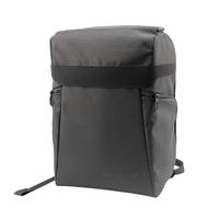 Ein schlichter, eleganter schwarzer Rucksack mit rechteckiger Form und minimalistischen Designdetails, geeignet für den täglichen Gebrauch.