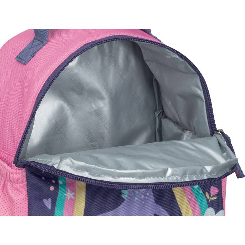 Ein teilweise geöffneter Rucksack offenbart ein isoliertes Fach, das entwickelt wurde, um den Inhalt bei einer stabilen Temperatur zu halten, mit einer bunten Außenseite.