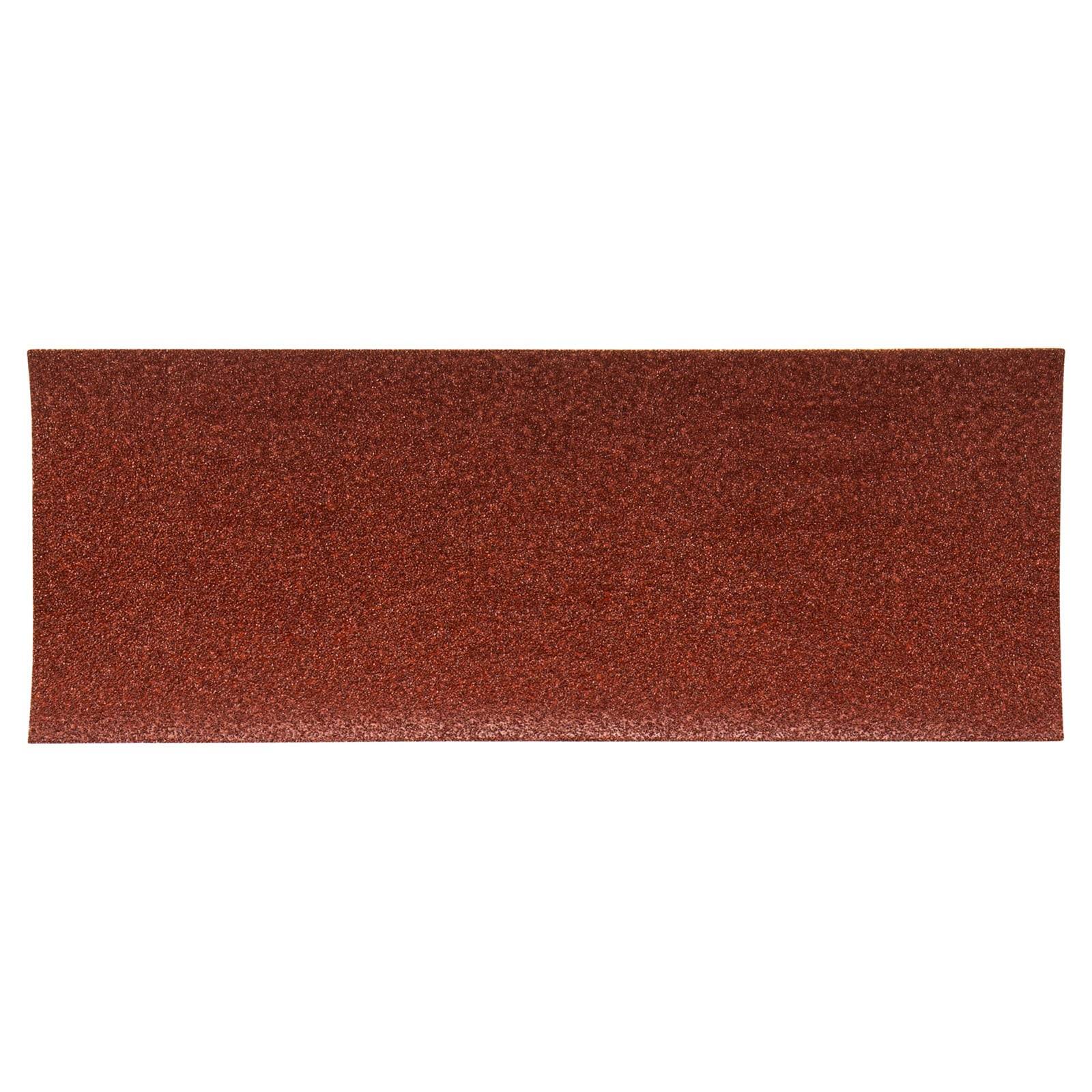 Ein Blatt rotes Schleifpapier, das eine grobe, körnige Textur zum Glätten von Oberflächen zeigt.
