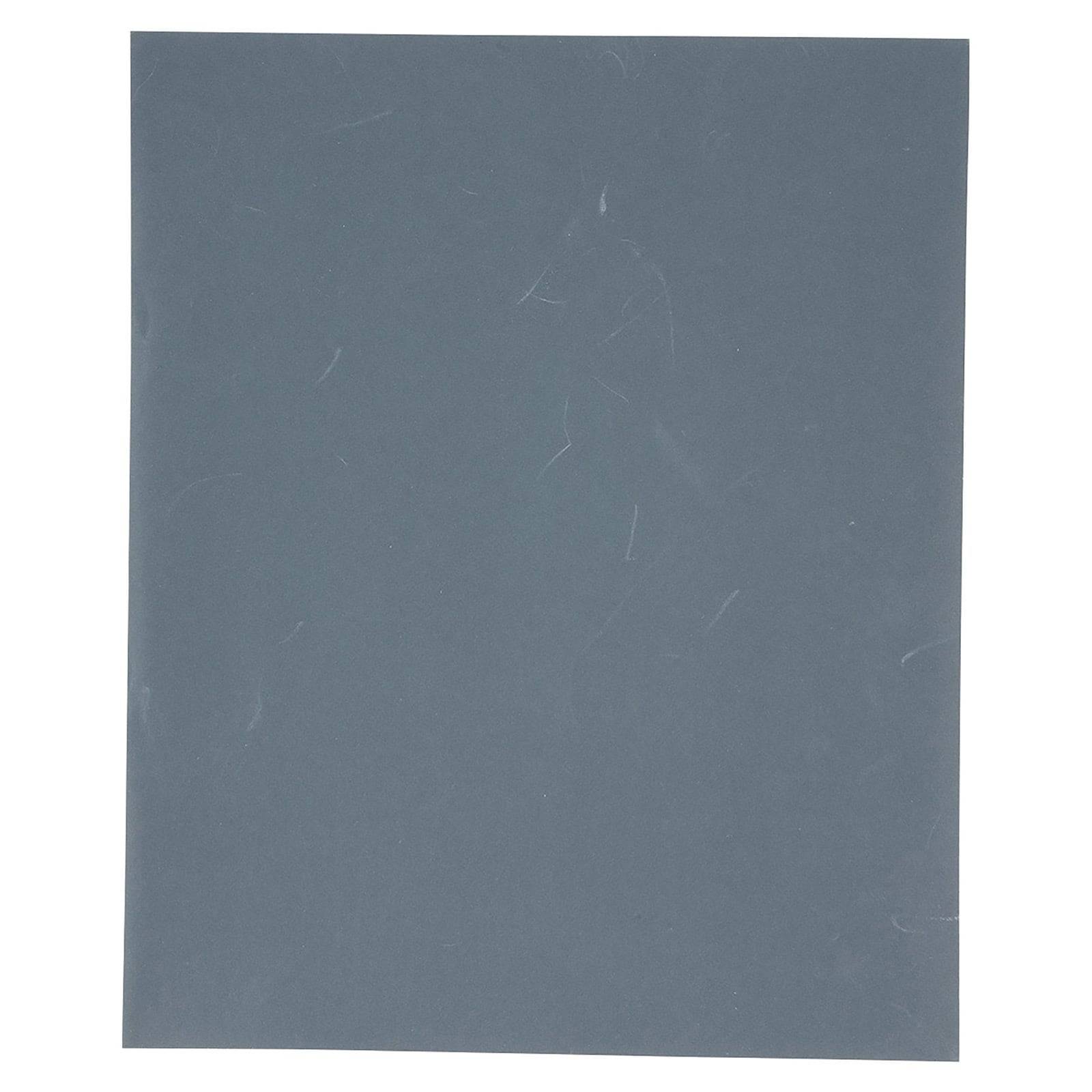 Ein einfaches graues Blatt Schleifpapier ohne erkennbare Markierungen oder sichtbaren Text.