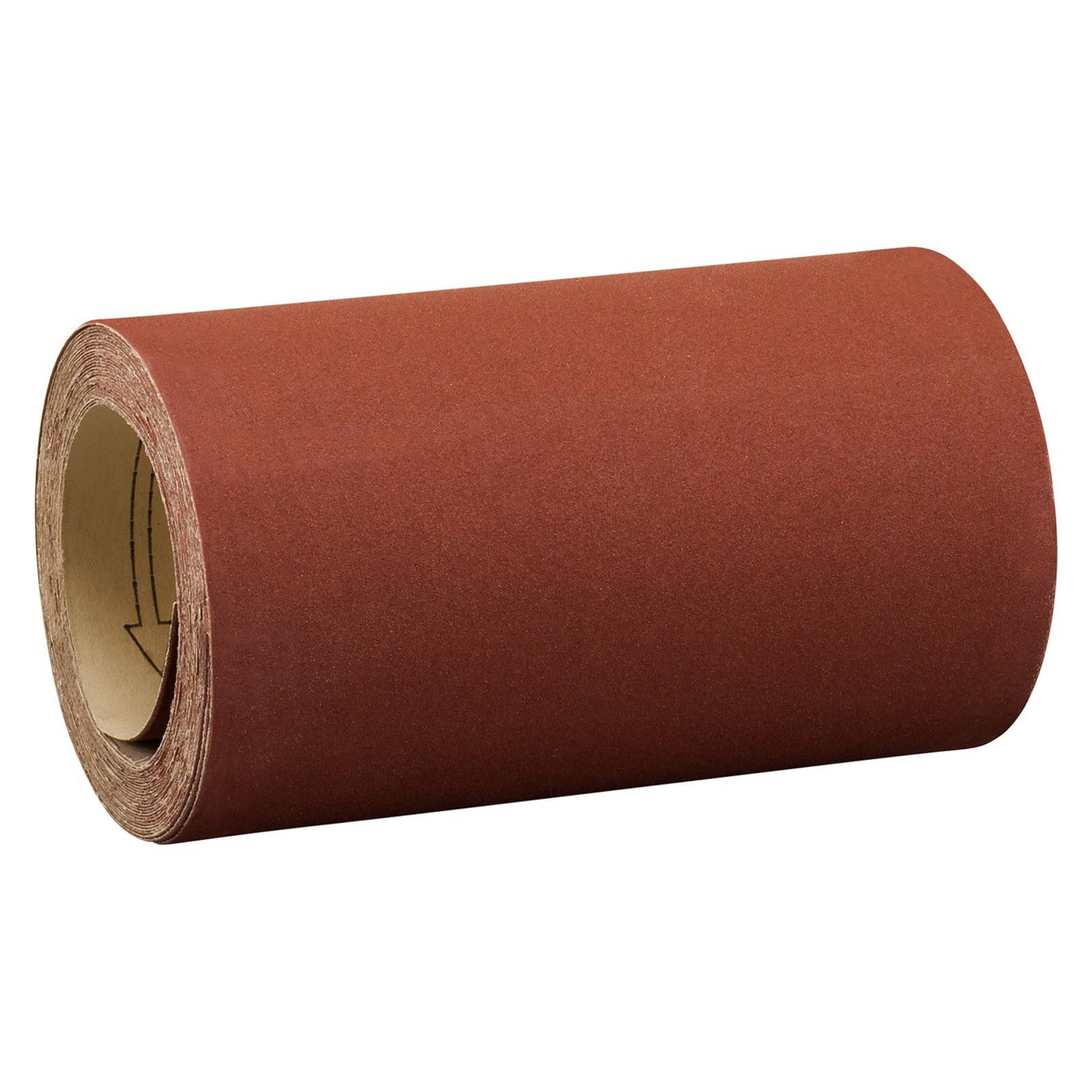 Eine Rolle braunes Schleifpapier, üblicherweise zum Glätten von Oberflächen oder Entfernen von Farbe verwendet, die vor einem schlichten weißen Hintergrund präsentiert wird.