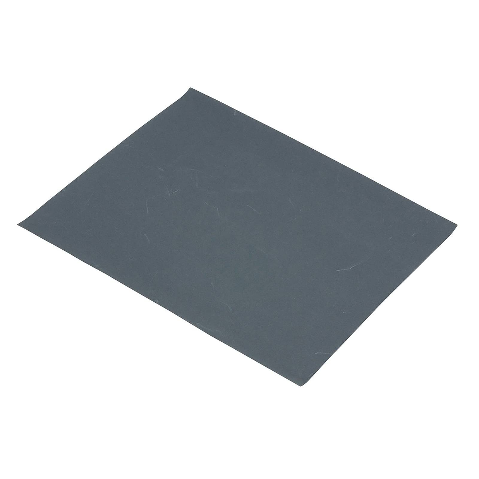 Ein einzelnes Blatt schwarzes Schleifpapier, das auf einem weißen Hintergrund liegt und seine raue Oberfläche zeigt.