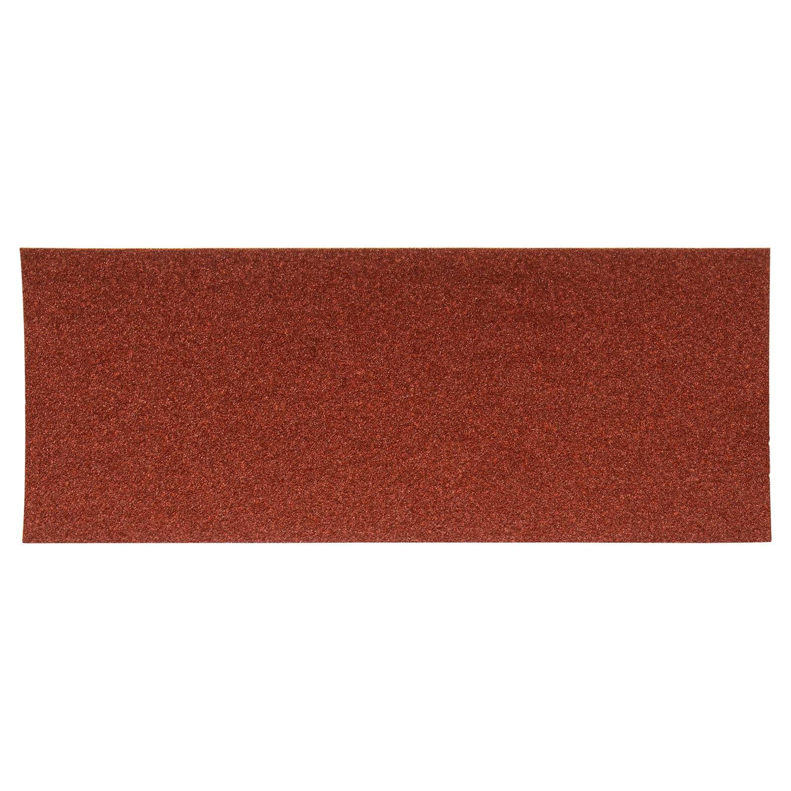 Ein Blatt braunes Schleifpapier auf weißem Hintergrund.