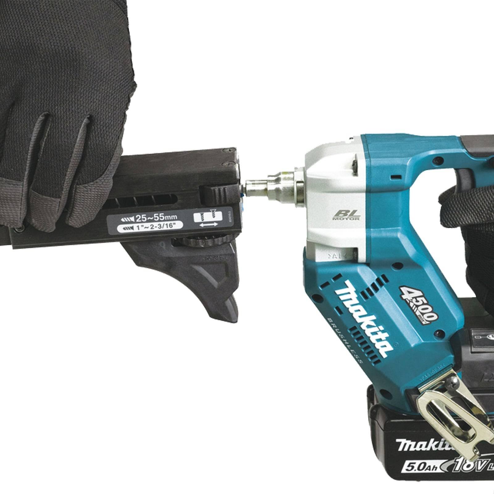 Eine Person mit Schutzhandschuhen verwendet einen kabellosen Schraubendreher, um eine Komponente zu befestigen, die mit ‚Makita' und ‚25–55mm 0.3–2.1/16' beschriftet ist.