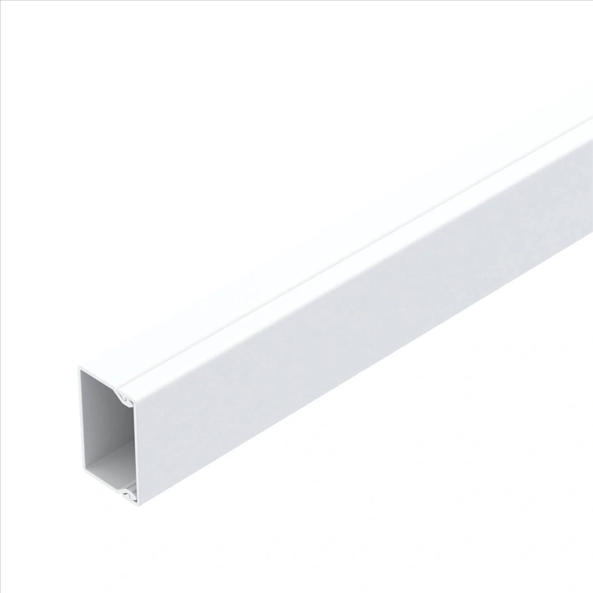 Weißer rechteckiger hohler Metallkanal, diagonal auf einem einfachen weißen Hintergrund dargestellt.