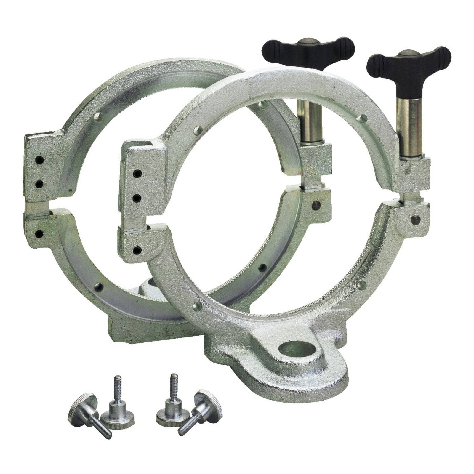 Paar verstellbare Rohrklemmen aus Silber mit T-förmigen Griffen, dargestellt neben drei silbernen Schrauben, verwendet zum Befestigen von Rohrleitungen in einer bestimmten Position.