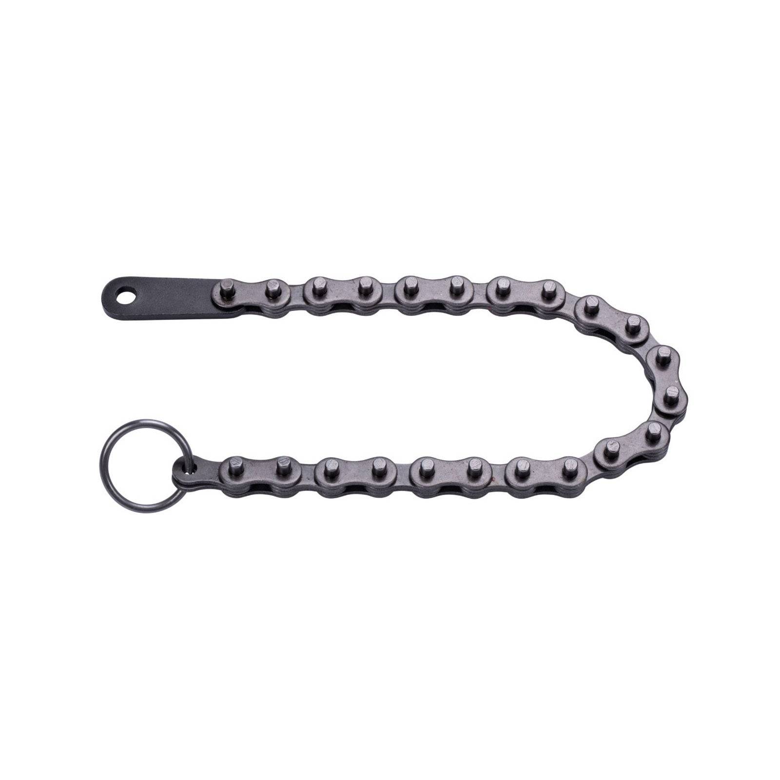 Eine Länge einer Metallfahrradkette mit einem Metallring an einem Ende, flach in einer Schleifenformation ausgelegt.