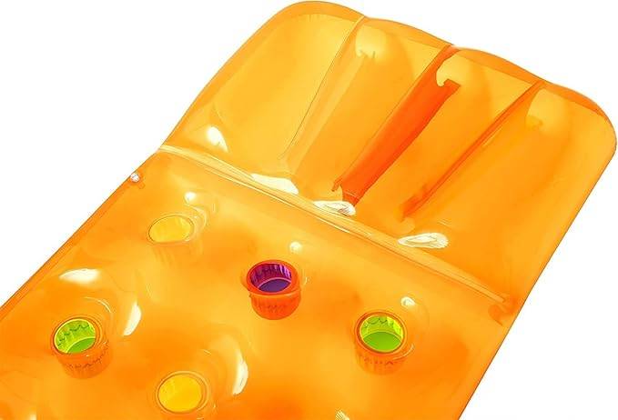 Orange aufblasbares Poolfloss oder eine Liege mit integrierten Getränkehaltern auf weißem Hintergrund.
