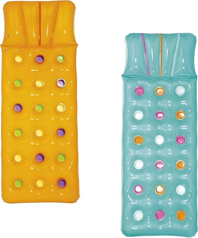 Zwei aufblasbare Poolflöße nebeneinander, eines orange und eines blaugrün, jeweils mit einem Raster aus bunten Getränkehaltern oder Löchern.