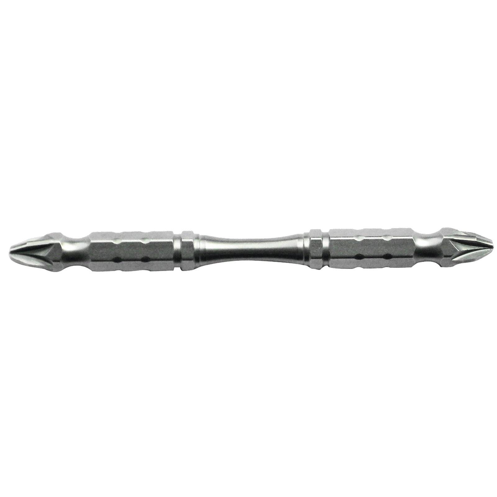 Ein Metallwerkzeug mit strukturiertem Griff und spitzen Enden, das für präzise Aufgaben oder Selbstverteidigung verwendet wird.