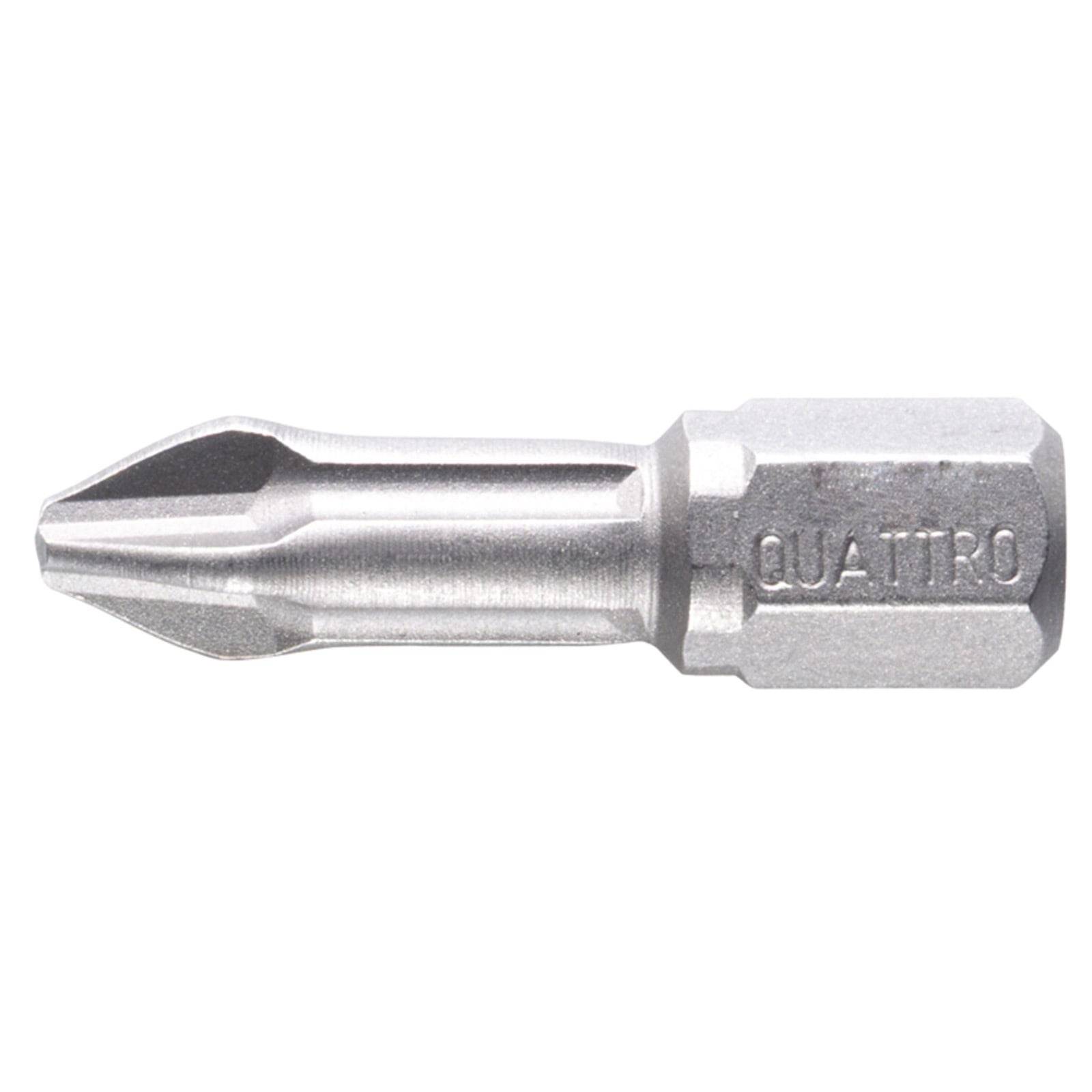 Ein Metallschraubendreherbit mit Kreuzschlitz und sechskantigem Schaft, beschriftet mit dem Wort „QUATTRO
