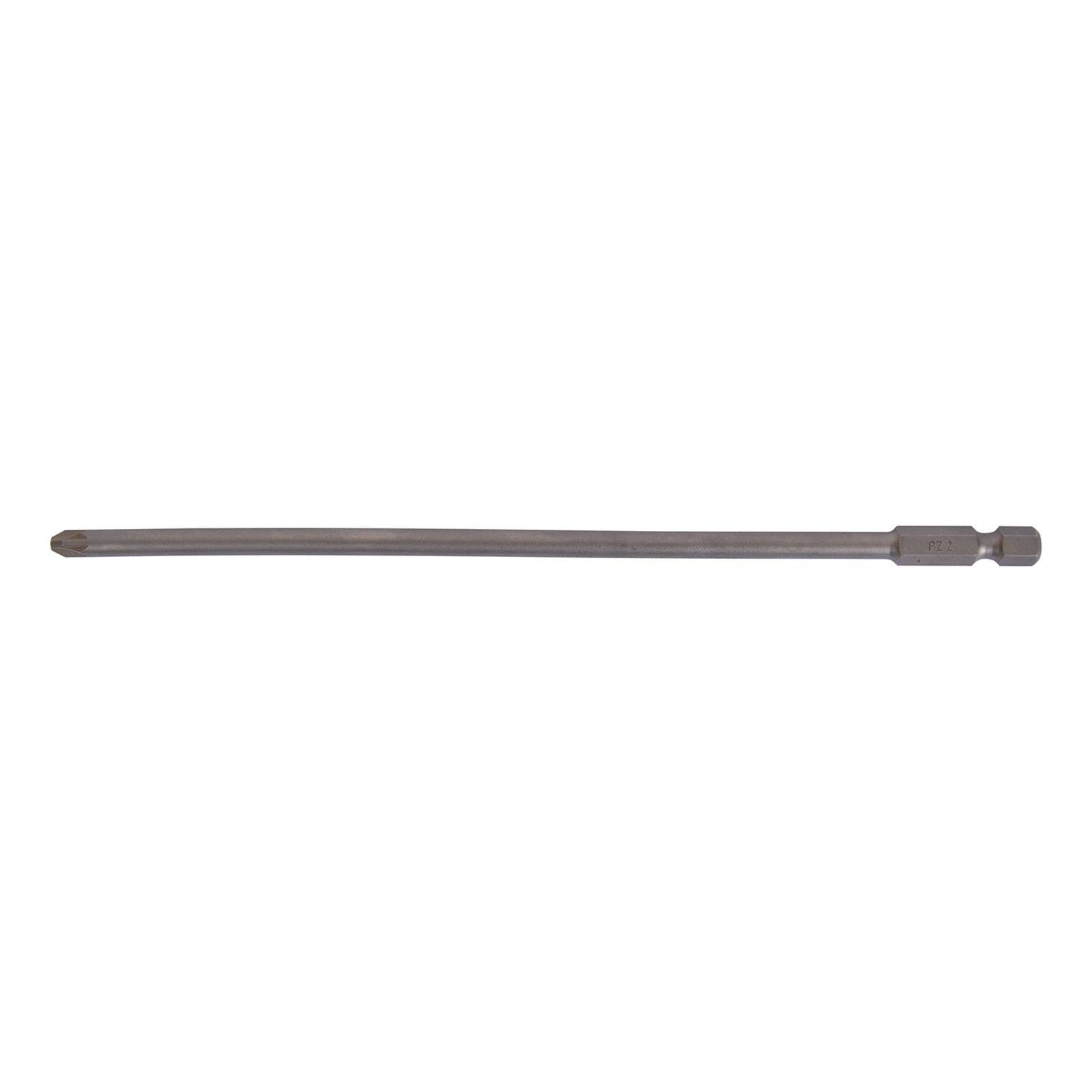 Ein langer Metallschraubendreher mit Phillips-Kopf, geeignet für das Erreichen enger oder tiefer Stellen, isoliert auf weißem Hintergrund.