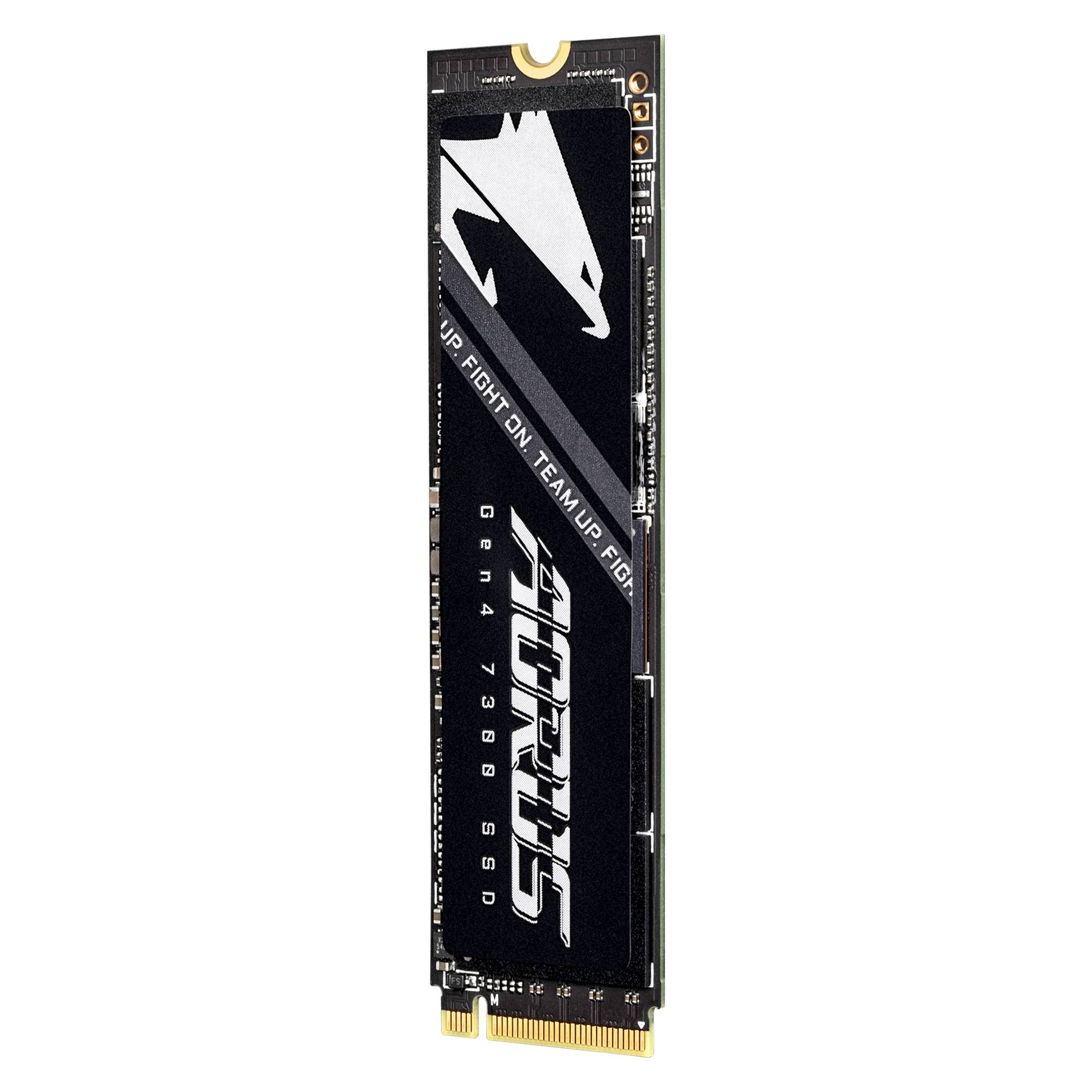Nahaufnahme eines schwarzen TeamGroup T-Force M.2 SSD-Moduls mit silbernem Logo und Text auf einem schlichten dunklen Hintergrund.