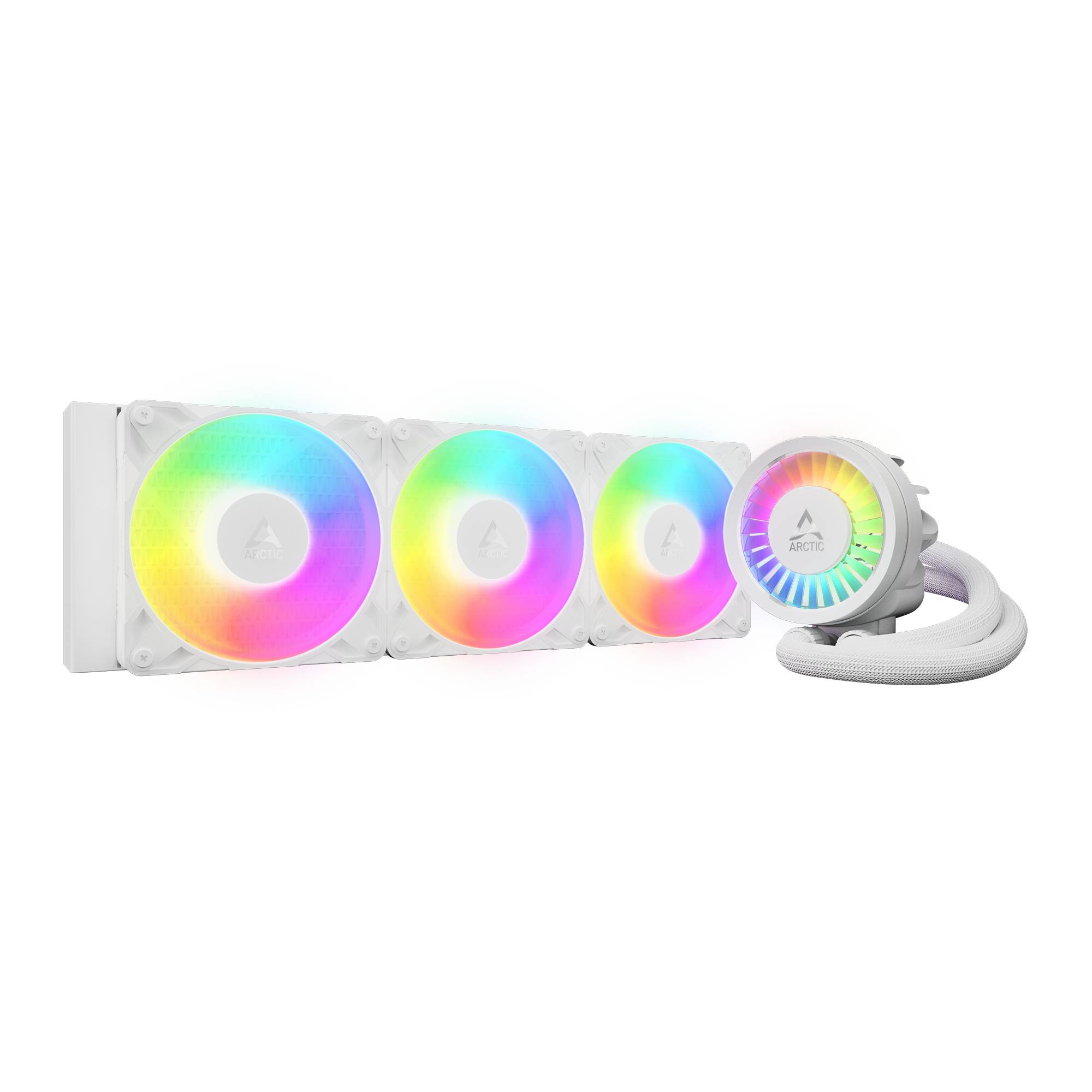 Weißer Flüssigkeits-CPU-Kühler mit drei Lüftern, regenbogenfarbener RGB-Beleuchtung und einem kreisförmig beleuchteten Pumpenkopf auf schwarzem Hintergrund.