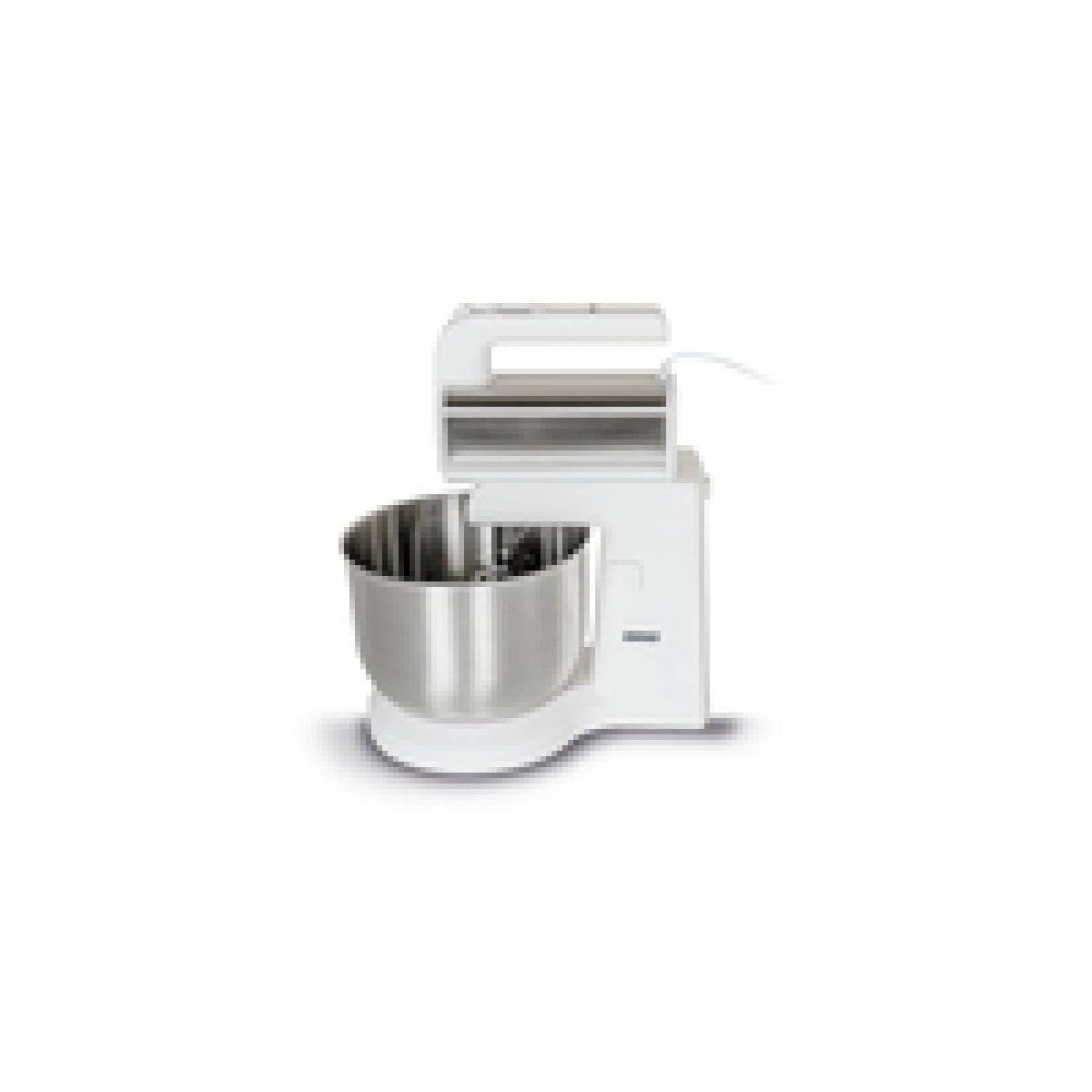 Ein weißer elektrischer Standmixer mit einer Edelstahlschüssel und einem kompakten Design, geeignet für Backaufgaben und Kochaufgaben im Haushalt.