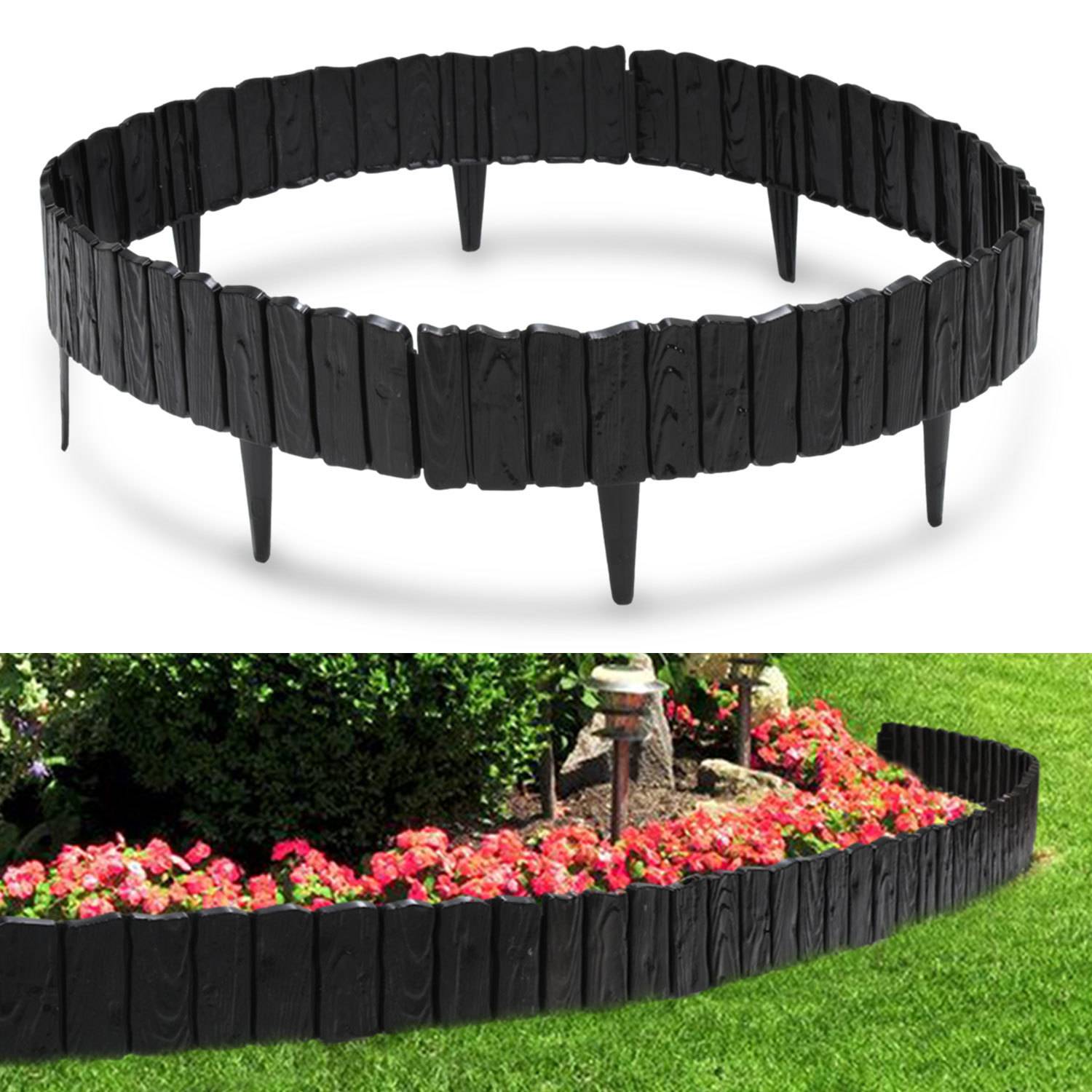 Schwarzes Kunststoff-Gartenkantenset mit Pflöcken, dargestellt als geschwungene Umrandung um ein Blumenbeet in Gebrauch.