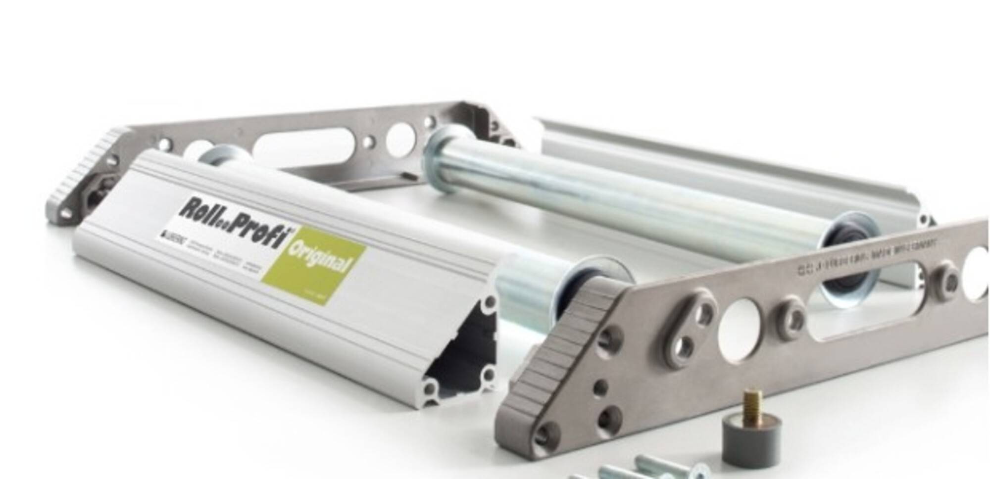 Nahaufnahme von Metallkomponenten und Stangen, die Teil einer industriellen Maschinenanlage bilden, mit einer Markenbezeichnung 