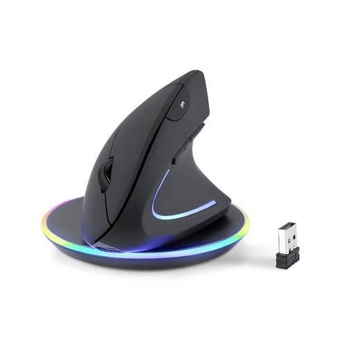 Eine schwarze ergonomische kabellose Maus mit farbigem LED-Ring, auf einer Ladestation platziert. Ein USB-Empfänger befindet sich daneben.