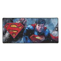 Superman Comic-Stil Artwork auf einem rechteckigen Panel, das ihn fliegend nach vorne zeigt, mit dem prominenten 'S' Schild-Logo auf der linken Seite.