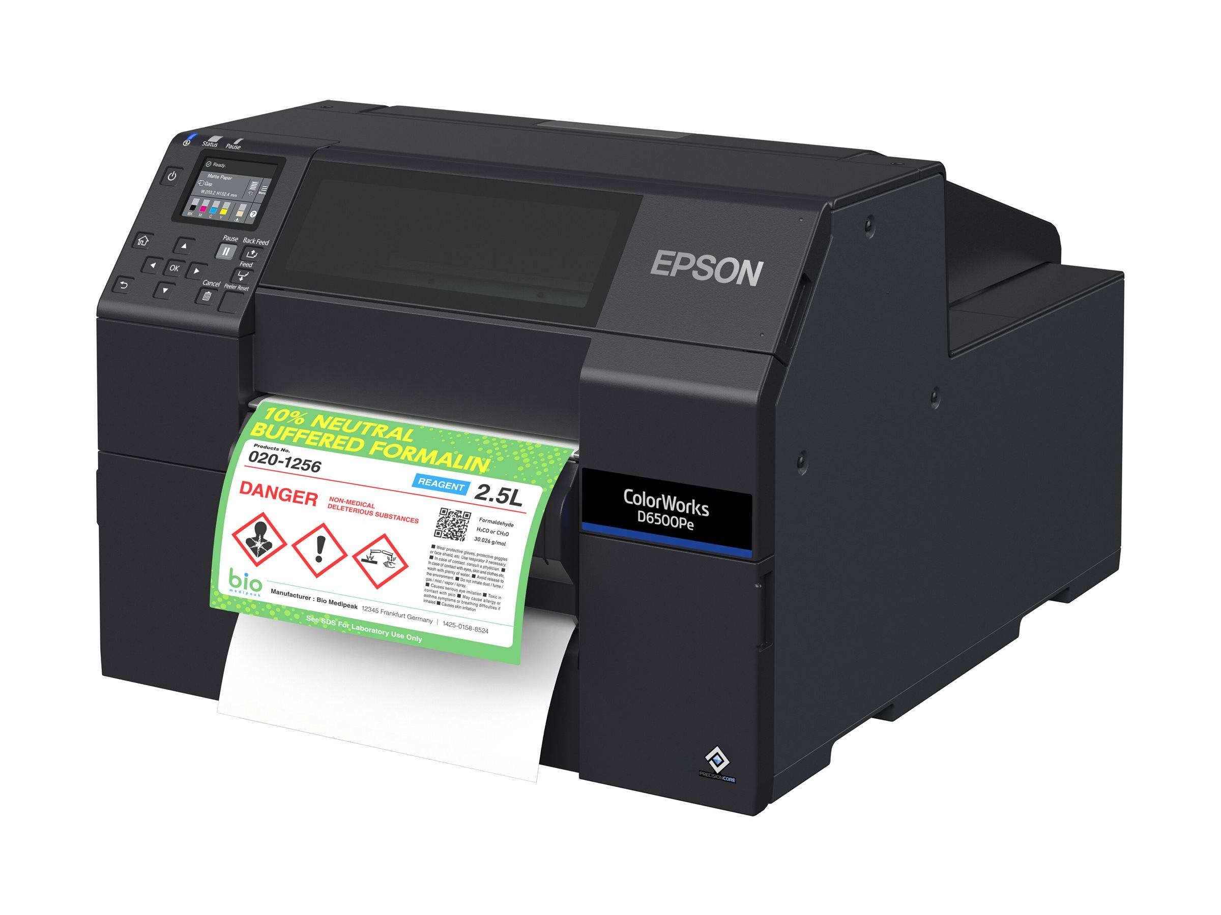 Epson ColorWorks C6500Pe-Drucker mit einem Sicherheitsetikett, das Gefahrenhinweise für Chemikalien und Nutzungsinformationen anzeigt.