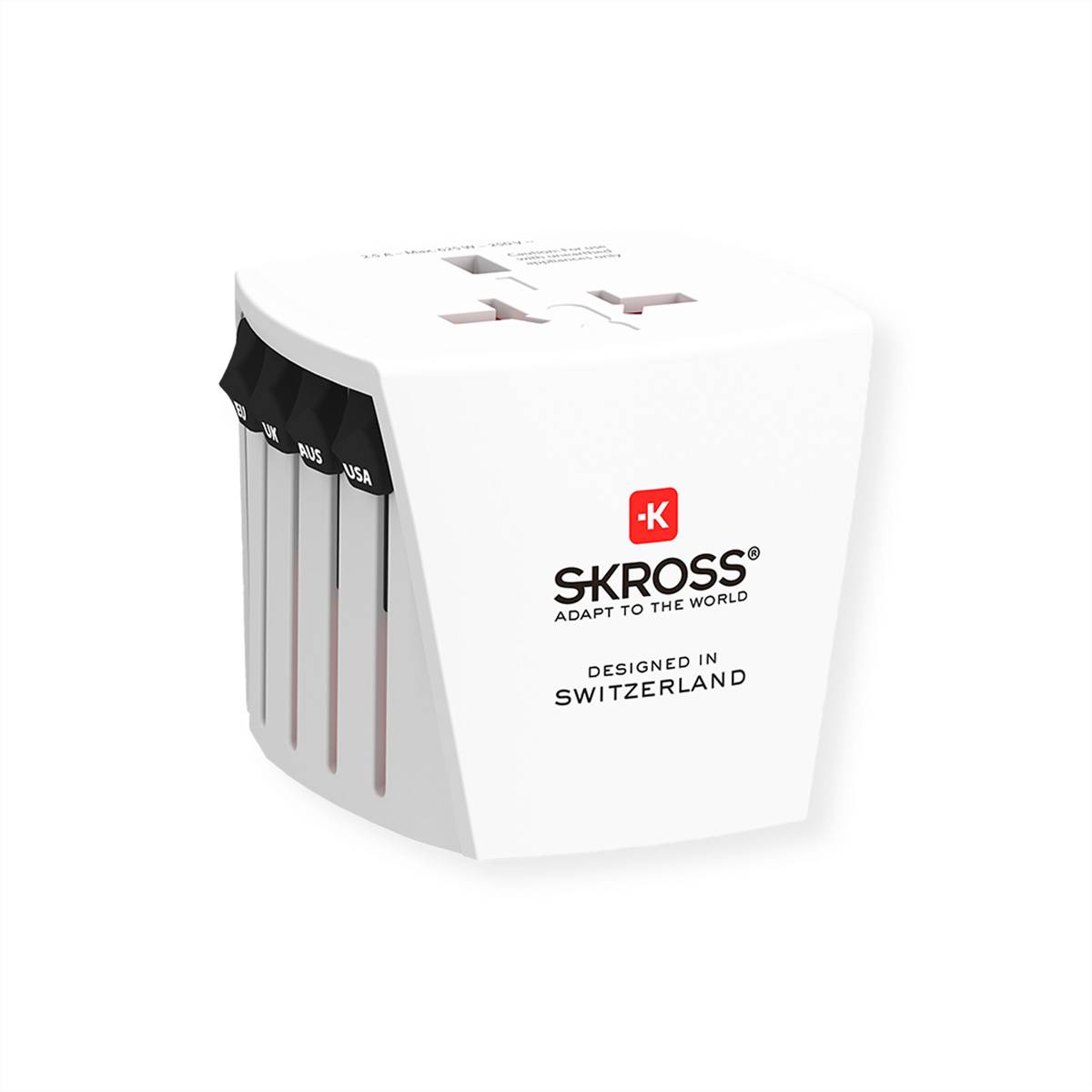Weißer universeller Reiseadapter mit mehreren Steckdosen, beschriftet mit 'SKROSS' und 'Designed in Switzerland.