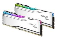 Zwei weiße G.Skill Trident Z Royal Desktop-RAM-Module mit RGB-Beleuchtung, in schräger Position auf einfachem Hintergrund gezeigt.