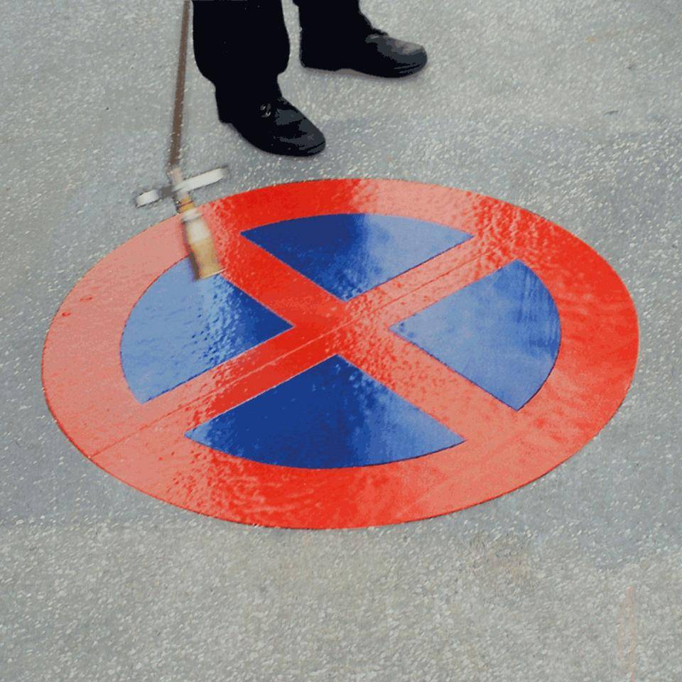 PREMARK® Bodenzeichen Absolutes Haltverbot, Rutschhemmung R12, zur Kennzeichnung von Verkehrswegen, Ø 750mm