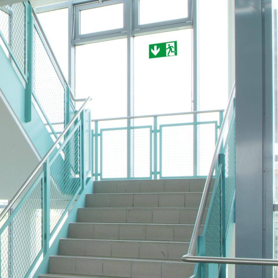 Rettungszeichen Notausgang, Aluminium, 300x150mm, ASR A1.3, DIN EN ISO 7010 E001