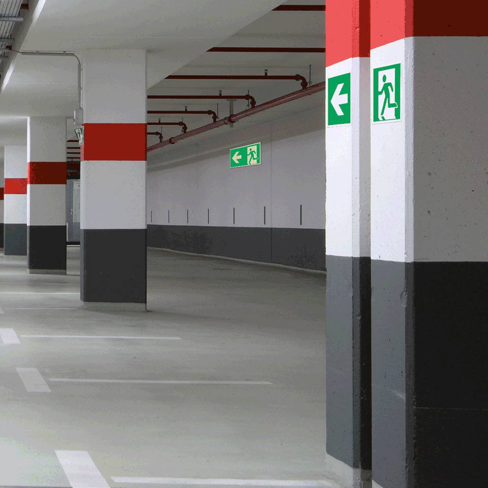 Rettungszeichen Rettungsweg/Notausgang links, Folie, selbstklebend, 150x150mm, ASR A1.3, DIN EN ISO 7010 E001