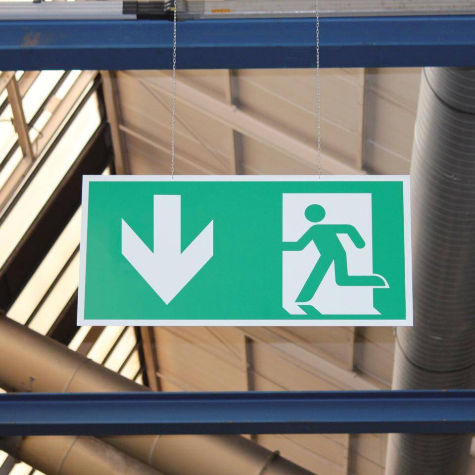 XXL-Rettungszeichen Notausgang, Pfeil, Aluminiumverbund, 1200x600mm, ASR A1.3, DIN EN ISO 7010 E002