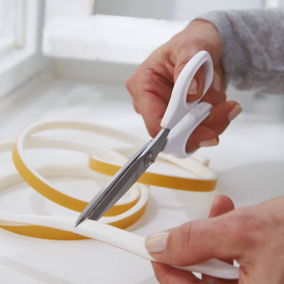 tesamoll® UNIVERSAL Schaumstoffdichtung, für Fenster und Türen, weiß, 9mmx6m