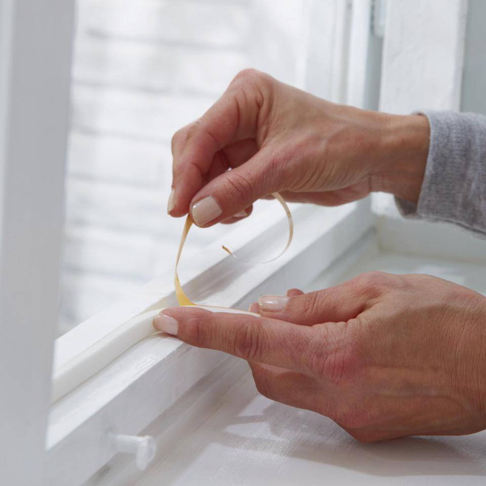 tesamoll® UNIVERSAL Schaumstoffdichtung, für Fenster und Türen, weiß, 9mmx6m