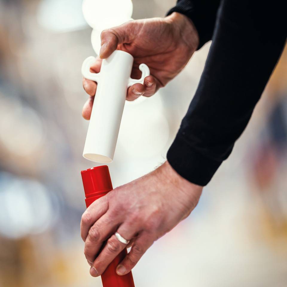 Absperrpfosten Clever, mit Sockel, Kettenösen, rot/weiß, 900mm, 3,2kg