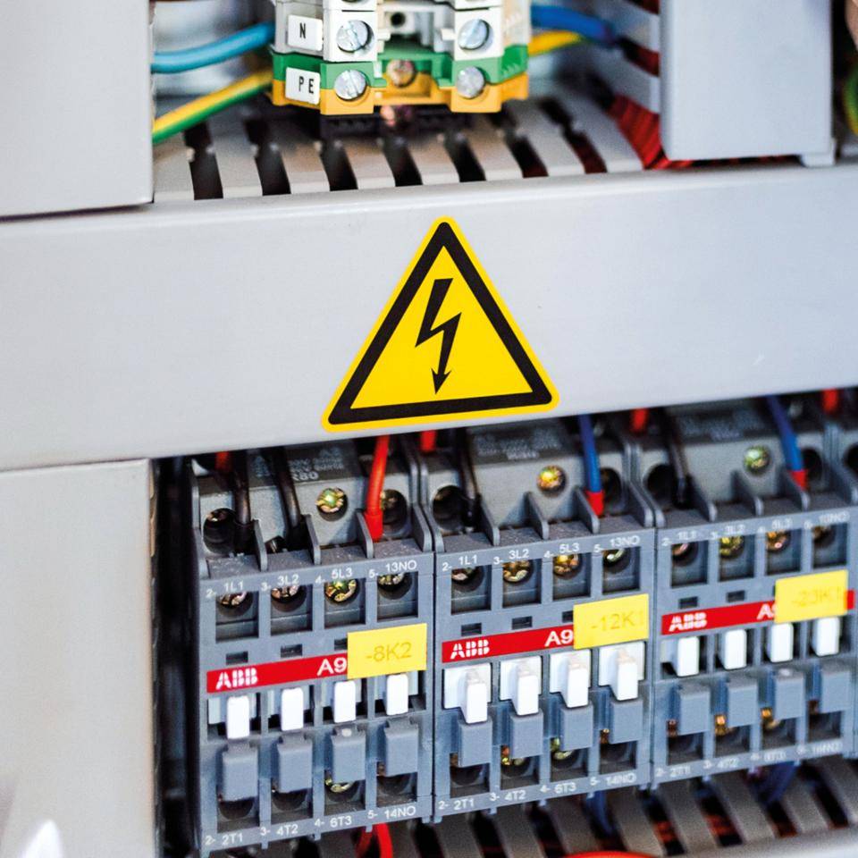 Warnschild Warnung vor elektrischer Spannung, Folie, SL 25mm, 100/Rolle, ASR A1.3, DIN EN ISO 7010 W012