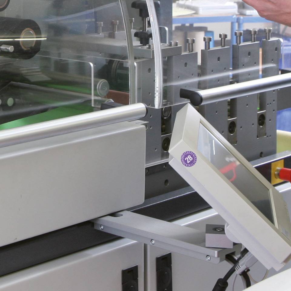 Prüfplakette 28, violett, Dokumentenfolie, selbstklebend, Ø 15mm, 1000/Rolle