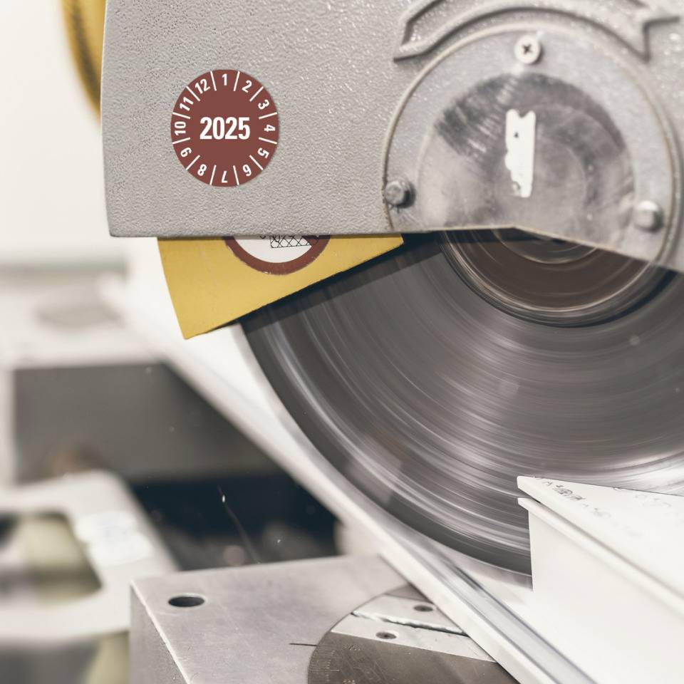 Prüfplakette 2025, braun, Dokumentenfolie, selbstklebend, Ø 15mm, 1000/Rolle