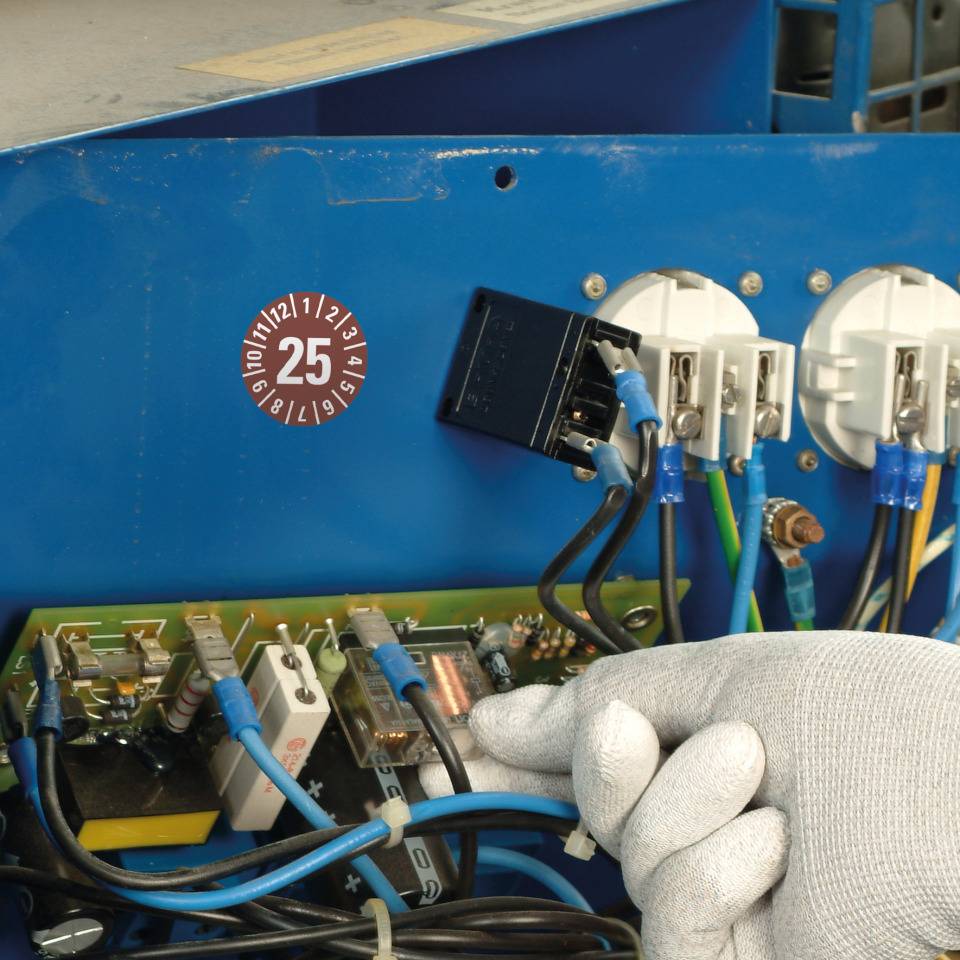 Prüfplakette 25, braun, Schachbrettfolie, selbstklebend, Ø 15mm,60/Bogen