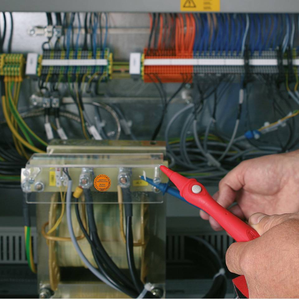 Prüfplakette geprüft nach DGUV Vorschrift 3 Nächster Prüftermin 2027, orange, Dokumentenfolie, Ø 25mm, 500/Rolle